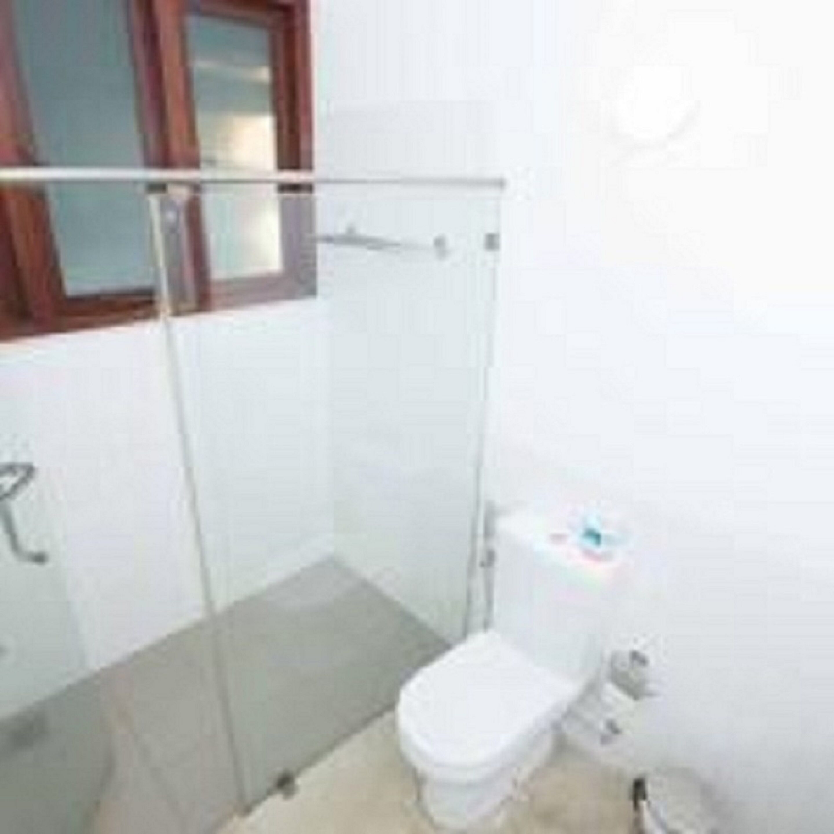 shower, hydromassage showerhead, free toiletries, hair dryer