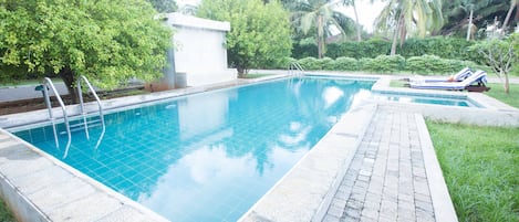 Outdoor pool, sun loungers