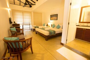 A hotel room with a bed, a desk, a chair, and a bathroom. - Jaffna Heritage Hotel (Jaffna)