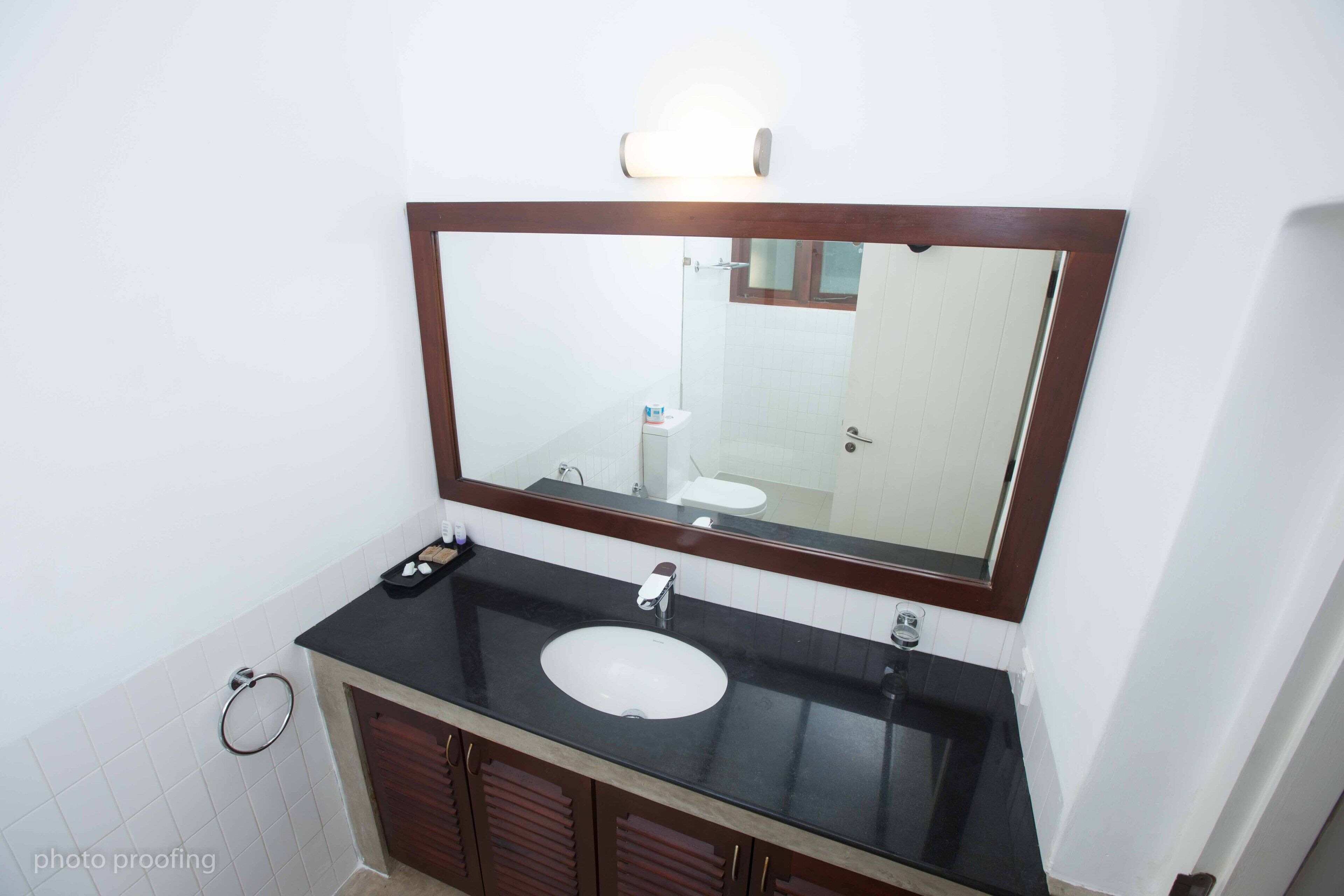 shower, hydromassage showerhead, free toiletries, hair dryer