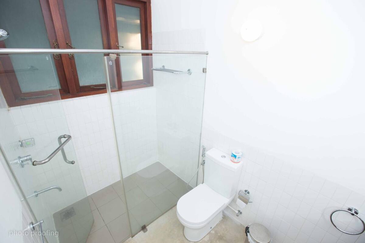 shower, hydromassage showerhead, free toiletries, hair dryer