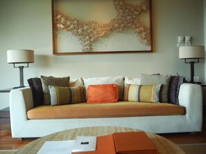 Luxury 2-Bedroom Condo Ocean View | 2 dormitorios, ropa de cama de alta calidad, caja fuerte y escritorio