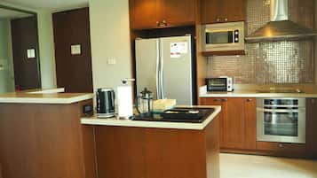 Luxury 2-Bedroom Condo Ocean View | Cozinha privada | Geladeira grande, micro-ondas, fogão, cooktop