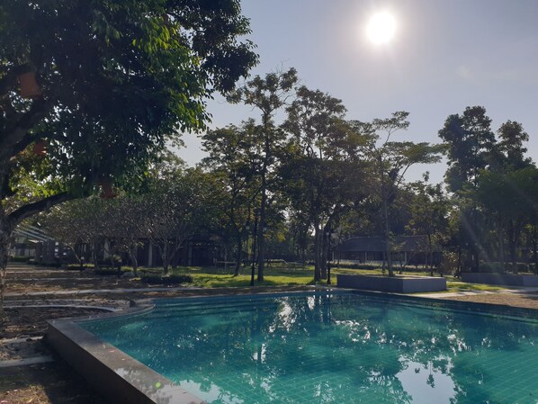 Una piscina al aire libre
