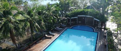 Una piscina al aire libre