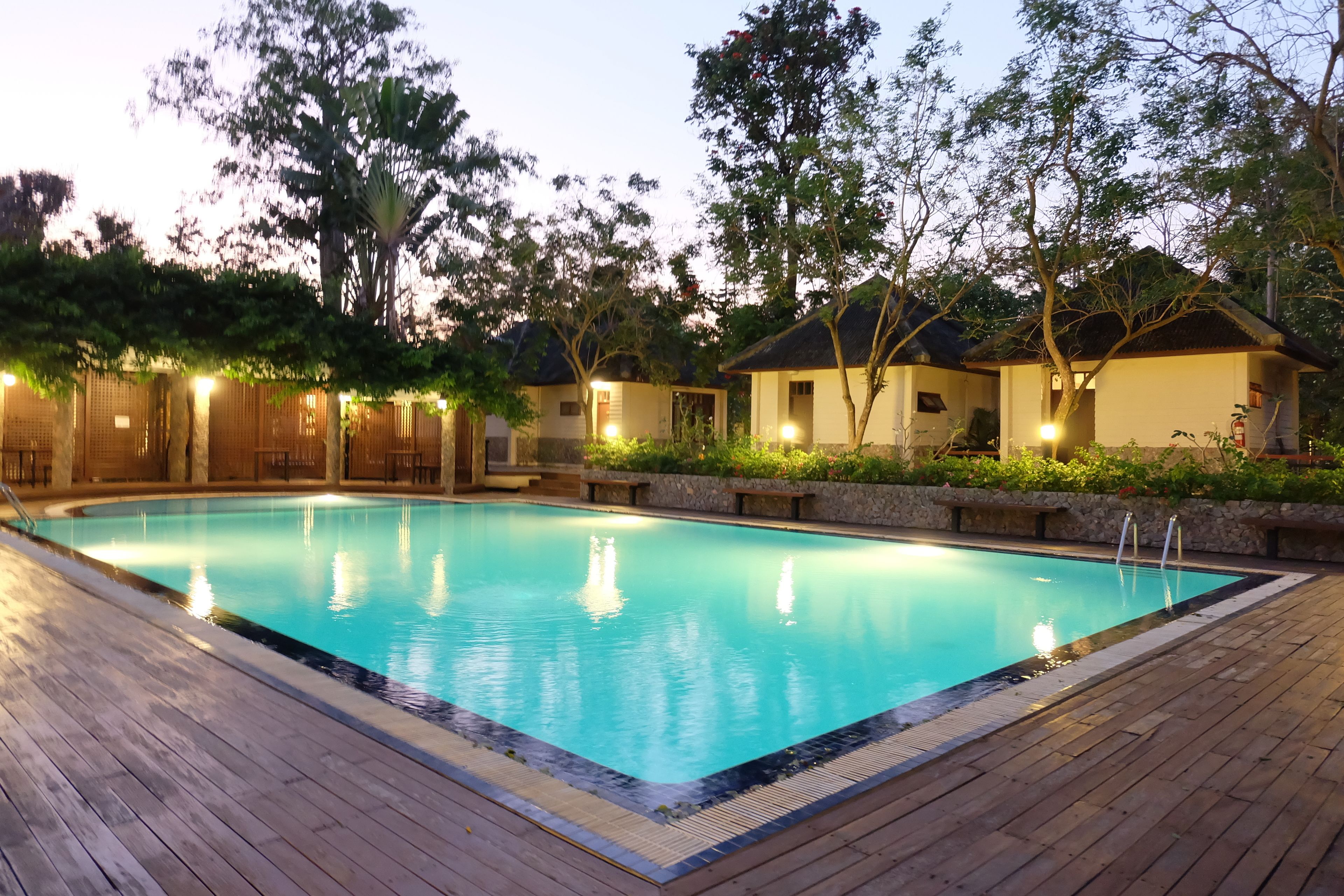 Pool Side Twin | 室外游泳池