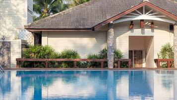 Pool Side Twin | Escritorio, wifi gratis y ropa de cama