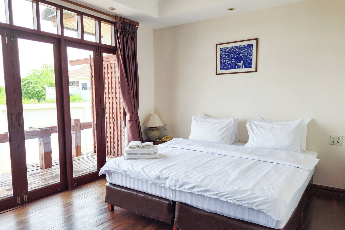 Garden Villa King | Desk, WiFi (free), bed sheets
