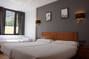 Basic Triple Room | Peti besi dalam bilik, meja, langsir/tirai gelap terus, Wi-fi percuma 