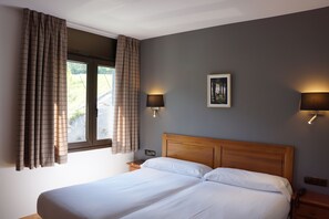 Kamar Twin Basic, 2 Tempat Tidur Twin | Brankas, meja kerja, tirai kedap cahaya, dan Wi-Fi gratis