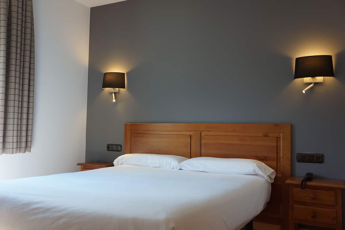 Basic Double Room | 1 bedroom, in-room safe, desk, blackout curtains