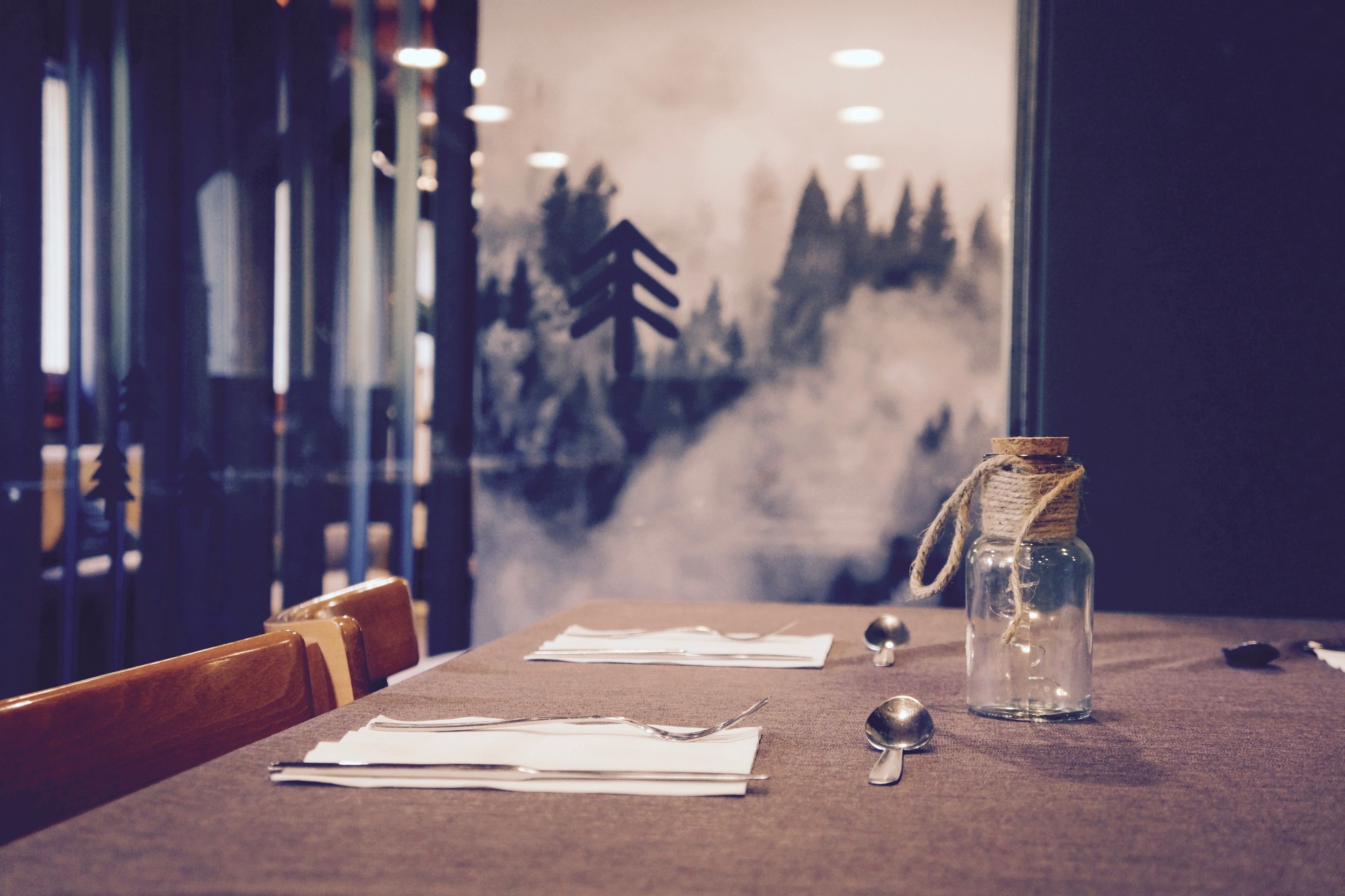 Illallinen tarjolla, paikallinen ja kansainvälinen keittiö