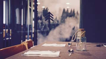 Middag serveres, lokale og internasjonale retter