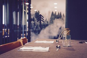 Makan malam dihidangkan, masakan tempatan dan antarabangsa 