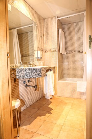 Habitación básica con 2 camas individuales, 2 camas individuales | Baño | Amenidades de baño gratuitas, secadora de cabello, toallas 
