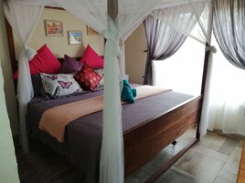 Decoración personalizada, muebles diferentes y escritorio 