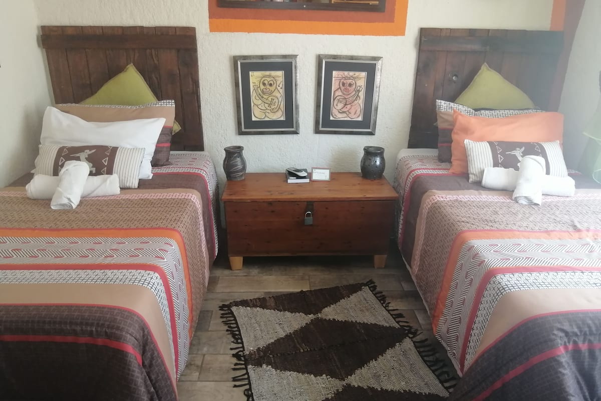 Deluxe chalet | Een bureau, een laptopwerkplek, een strijkplank/strijkijzer, gratis wifi