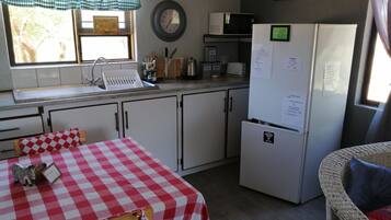 Chalé família | Cozinha privada | Geladeira grande, micro-ondas, chaleira elétrica, torradeira