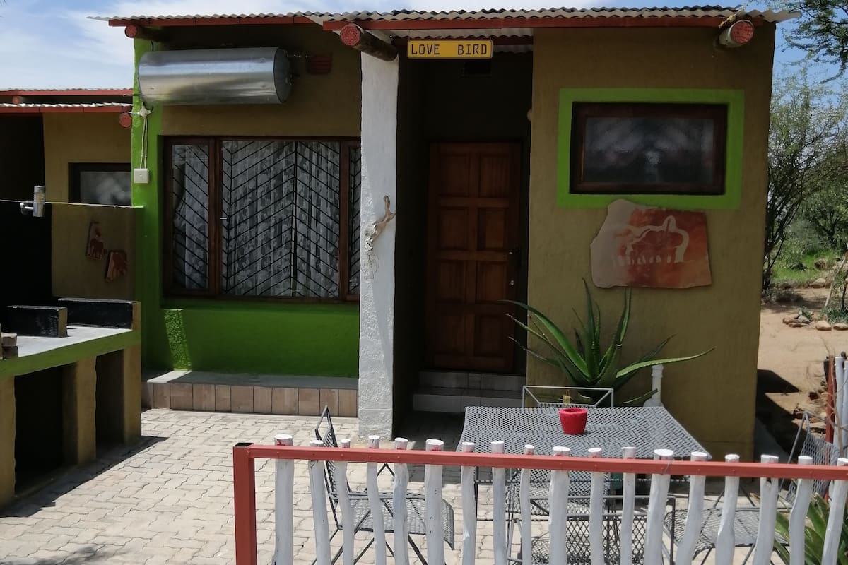 Honeymoon chalet | Een bureau, een laptopwerkplek, een strijkplank/strijkijzer, gratis wifi