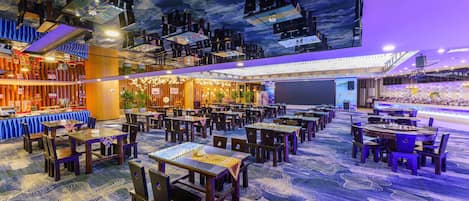 Serveert ontbijt, lunch en diner