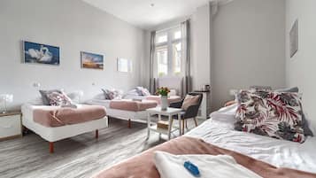 Habitación familiar, baño compartido | Tabla de planchar con plancha, wifi gratis y ropa de cama