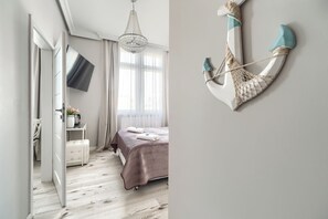 Neljän hengen comfort-huone, oma kylpyhuone | Silitysrauta/-lauta, ilmainen Wi-Fi, vuodevaatteet