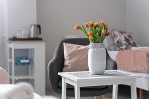 Perhehuone, jaettu kylpyhuone | Silitysrauta/-lauta, ilmainen Wi-Fi, vuodevaatteet