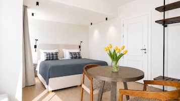 Azure Sea View Suite | Minibar, coffres-forts dans les chambres, bureau, rideaux occultants