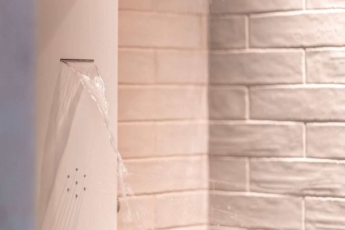 el suite sea view | bathroom | shower, free toiletries, hair dryer, bathrobes