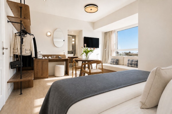 Azure Sea View Suite | Minibar, in-room safe, desk, blackout drapes