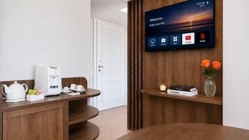 Minibar, coffres-forts dans les chambres, bureau, rideaux occultants