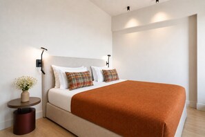 Signature Twin kamer | Een minibar, een kluis op de kamer, een bureau, verduisterende gordijnen