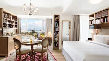 K Suite Sea View | Minibar, in-room safe, desk, blackout drapes