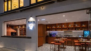Un ristorante dall'arredamento moderno, con cucina a vista e un bancone bar.