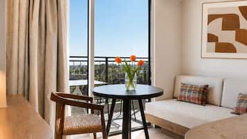 Diktamo Sea View Suite | Minibar, brankas, meja kerja, dan tirai kedap cahaya