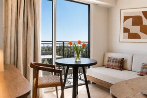 Diktamo Sea View Suite | Een minibar, een kluis op de kamer, een bureau, verduisterende gordijnen