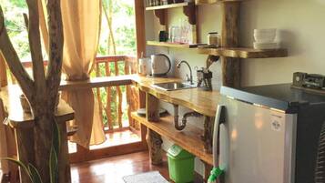 Deluxe Villa, 2 Bedrooms | Dapur kecil peribadi | Peti sejuk, dapur, pembancuh kopi/teh, cerek elektrik