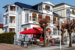 Front of property - Wellness Villa Miramar (Sellin)