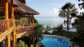 Se sirven desayunos, almuerzos y cenas; con vista a la piscina