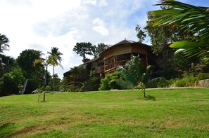 Garden - Kalachuchi Beach Resort (Enrique Villanueva)