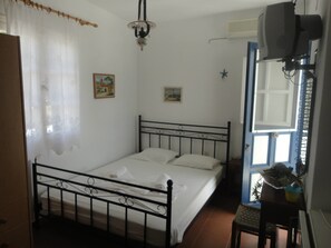 Iron/ironing board, free WiFi, bed sheets