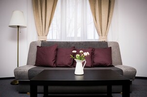 Superior Studio Suite, 1 King Bed with Sofa bed, Park View | Premium bedding, minibar, in-room safe, desk