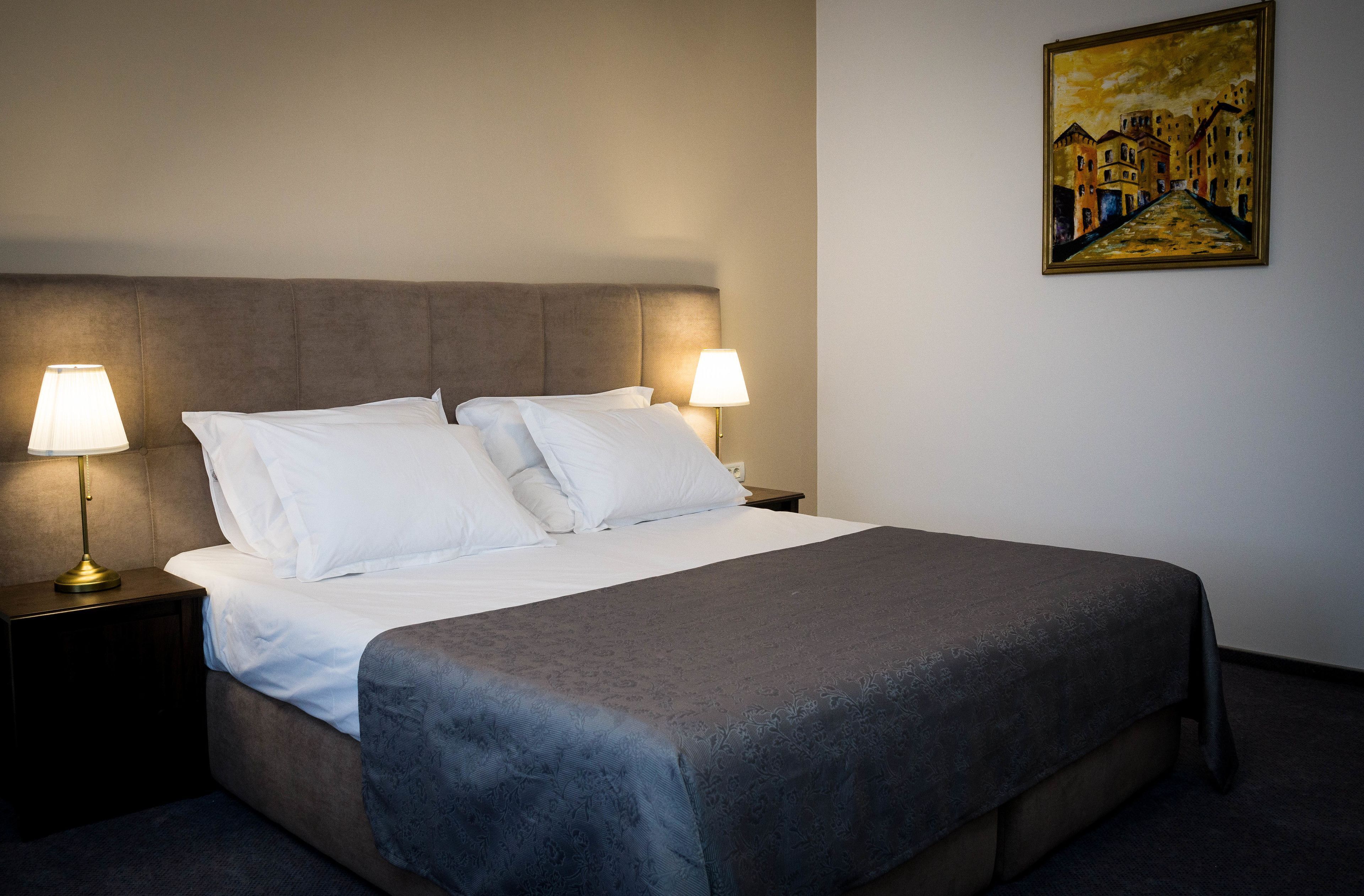 Ropa de cama de alta calidad y minibar 