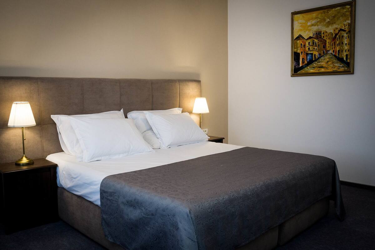 Ropa de cama de alta calidad y minibar