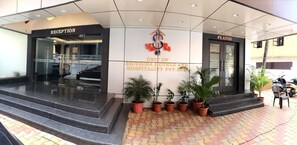 Vista frontal de la propiedad