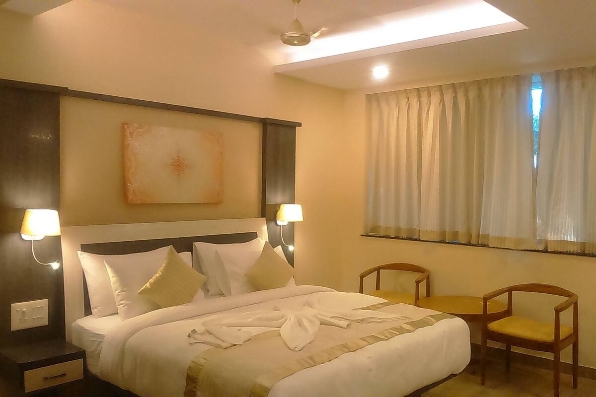 Habitación doble Deluxe, 1 cama Queen size, vista a la ciudad | Ropa de cama de alta calidad y minibar