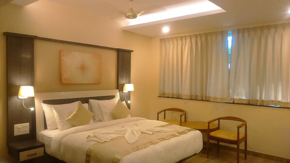 Habitación doble Deluxe, 1 cama Queen size, vista a la ciudad | Ropa de cama de alta calidad y minibar