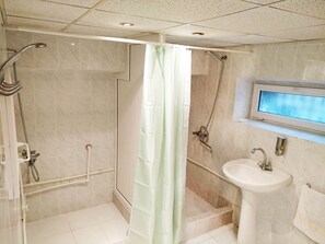 Shower, free toiletries, towels - Sakharov Hostel & Tours (Yerevan)