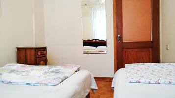 Basic Triple Room, Multiple Beds | Desk, soundproofing, iron/ironing board (on request), WiFi (free)
