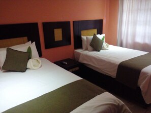 ツインルーム | デスク、ベビーベッド (無料)、可動式ベッド (無料)、WiFi (無料)